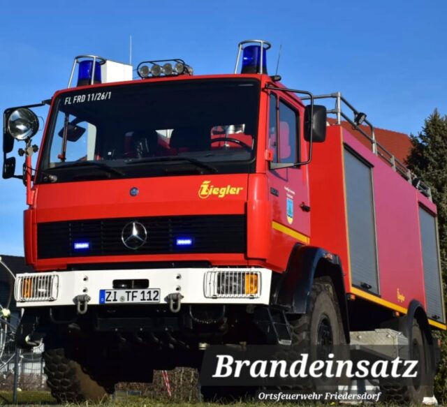 Einsatz - Nr. 15
01.11.2025 um 15.06 Uhr
Ortslage: Friedersdorf 
B2- Rauchentwicklung aus Holzschuppen

Wir wurden zu einer gemeldeten Rauchentwicklung aus einem Holzschuppen alarmiert. Vor Ort bauten die Einsatzkräfte die Wasserversorgung auf und gingen mit mehreren Trupps unter Atemschutz zur Menschenrettung sowie Brandbekämpfung vor. Die Sicherung des angrenzenden Wohnhauses erfolgte mittels Riegelstellung.
Dieser Einsatz diente als Übung für den Ernstfall.

*Unterstütze auch Du Deine örtliche Feuerwehr! 🚒

Im Einsatz waren:
Ortsfeuerwehr Friedersdorf 
Ortsfeuerwehr Neusalza-Spremberg 
Ortsfeuerwehr Ebersbach 
Ortsfeuerwehr Taubenheim 
Feuerwehr Oppach

#rettenlöschenbergenschützen 
#feuerwehr #einsatzübung #ehrenamt #friedersdorf