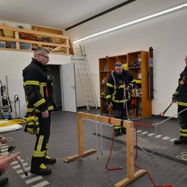 Zum 4.Advent fand die jährliche Einweisung für unseren integrierten Rettungsgurt statt. Es wurden die Handhabung zum Selbstretten und der Sicherung der Einsatzkräfte trainiert. In diesem Zusammenhang frischten die Kameraden ihre Kenntnisse im Knotenbinden mal wieder auf.😉